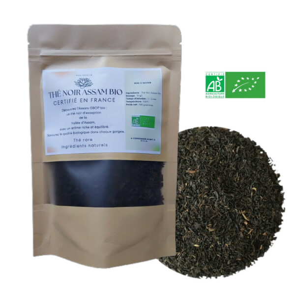 Un sachet ZIP biodégradable de 100 grammes de Thé Noir Assam Bio, mettant en avant son emballage écologique et ses origines authentiques d'Assam, cultivé selon des méthodes biologiques.